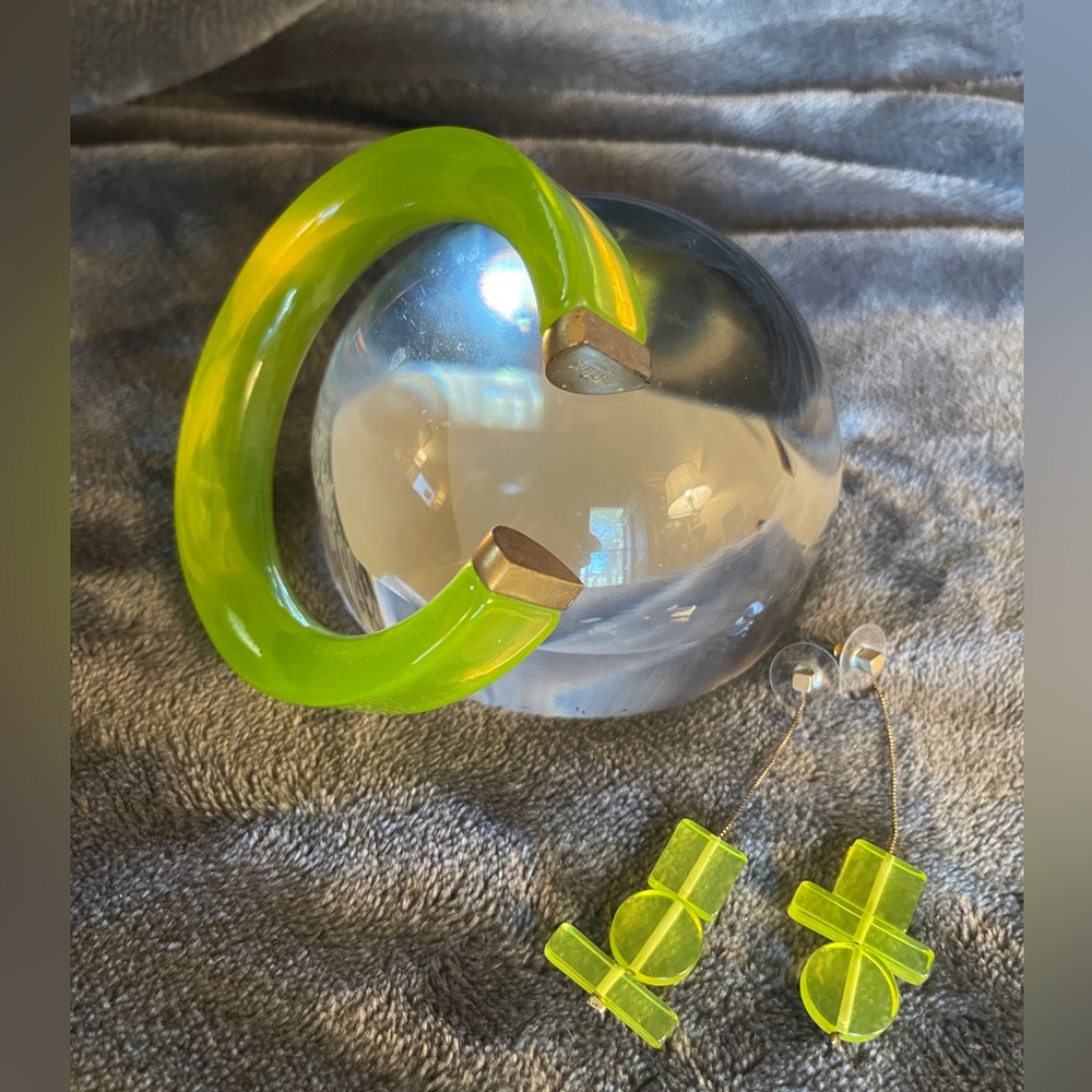 Preowned Kate Spade “Saturday” neon acrylic bangle and earring set
